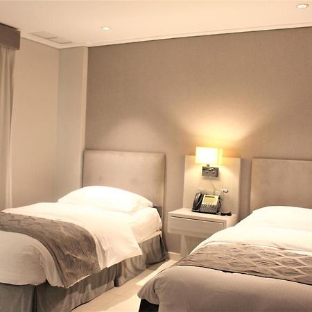 Moevenpick Hotel & Resort Al Bida'A Salmiya Dış mekan fotoğraf A room at the hotel