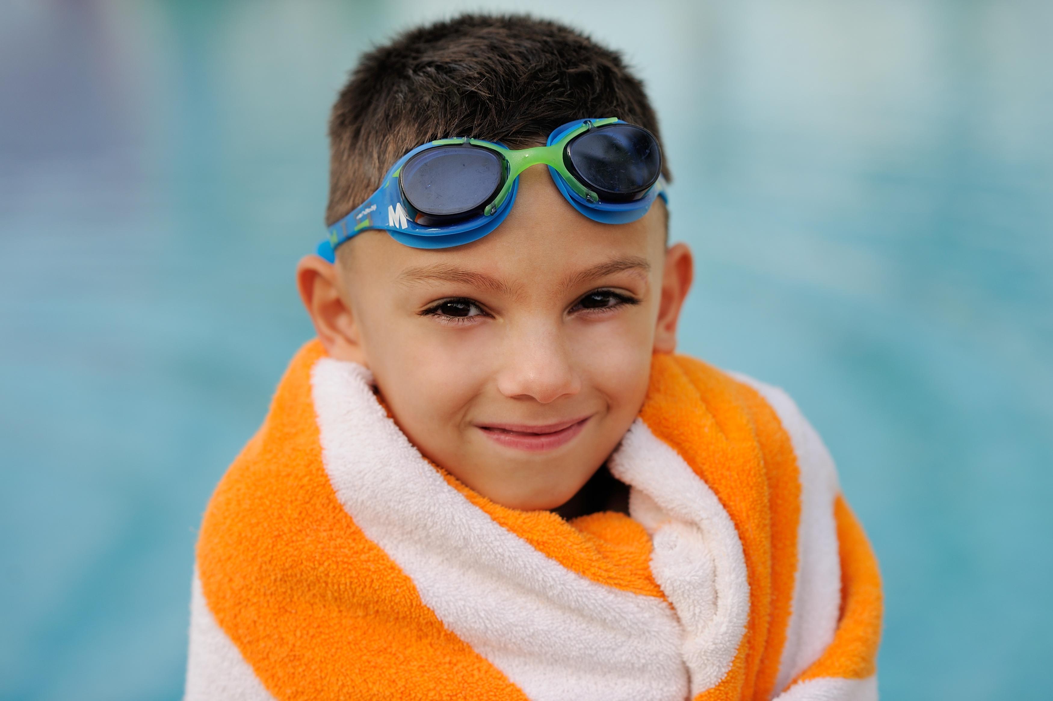 Moevenpick Hotel & Resort Al Bida'A Salmiya Dış mekan fotoğraf A child wearing swim goggles
