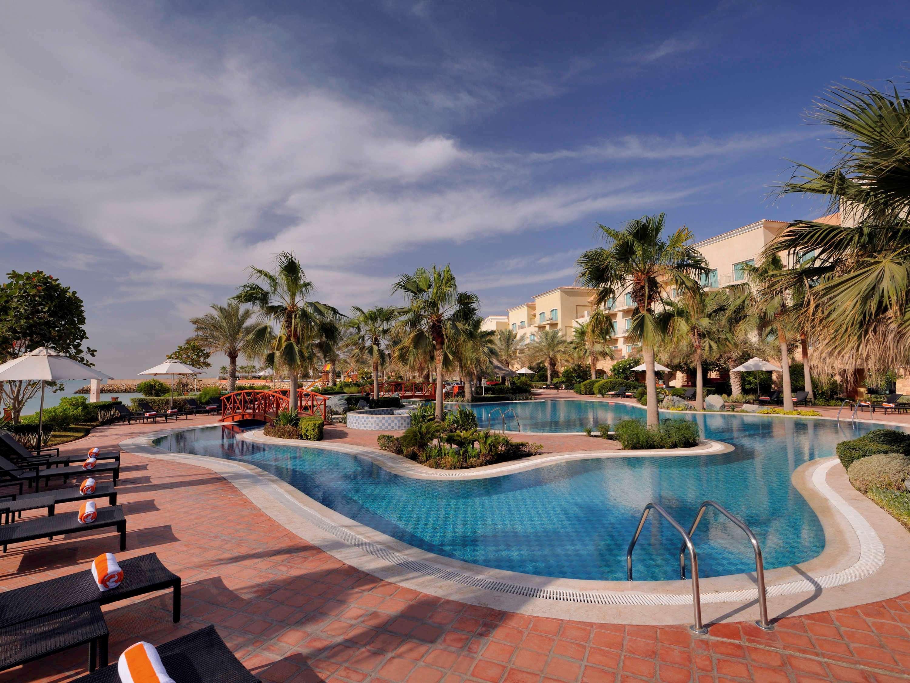 Moevenpick Hotel & Resort Al Bida'A Salmiya Dış mekan fotoğraf The swimming pool at Jumeirah Creekside