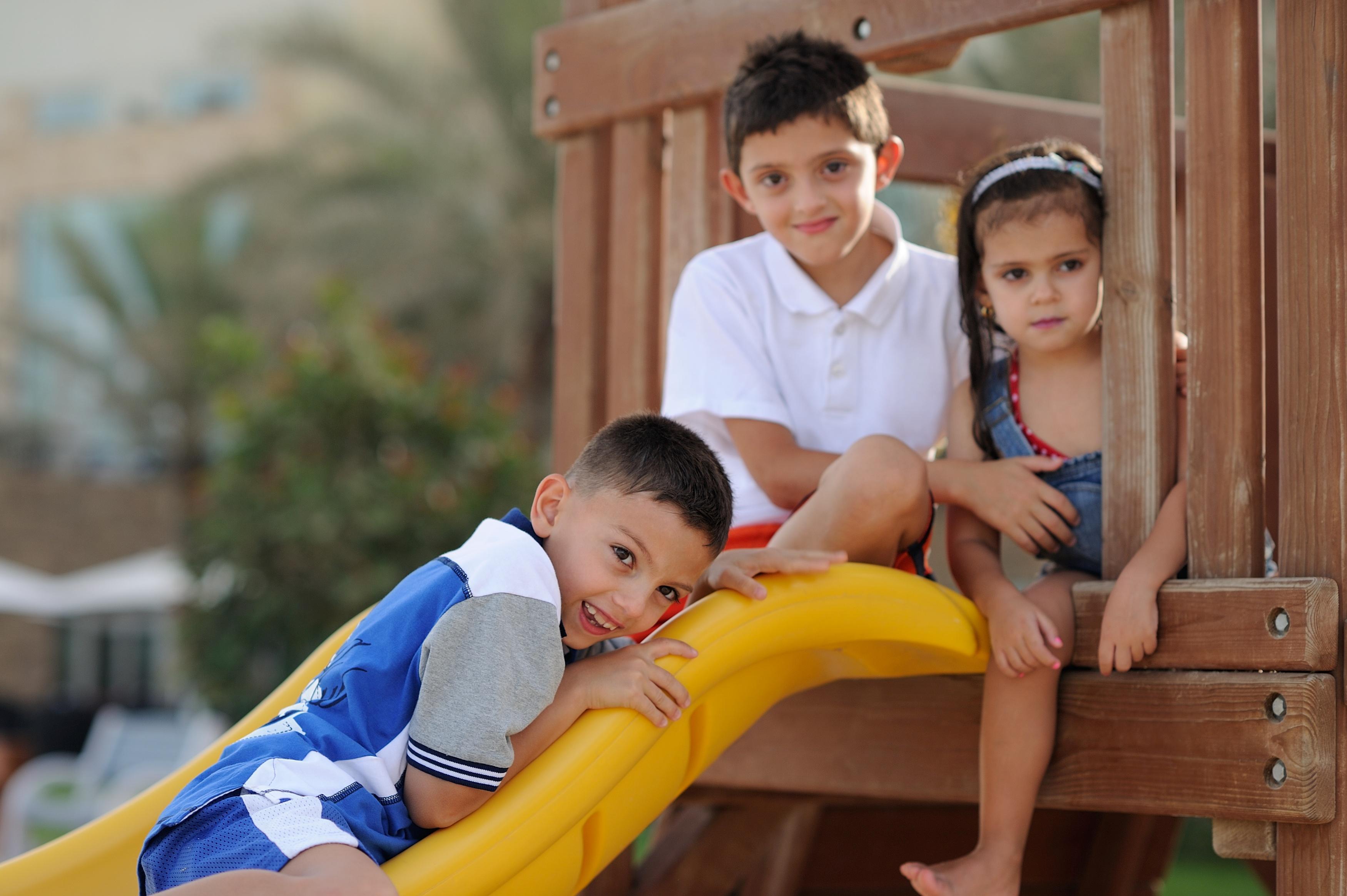 Moevenpick Hotel & Resort Al Bida'A Salmiya Dış mekan fotoğraf Children playing on a slide
