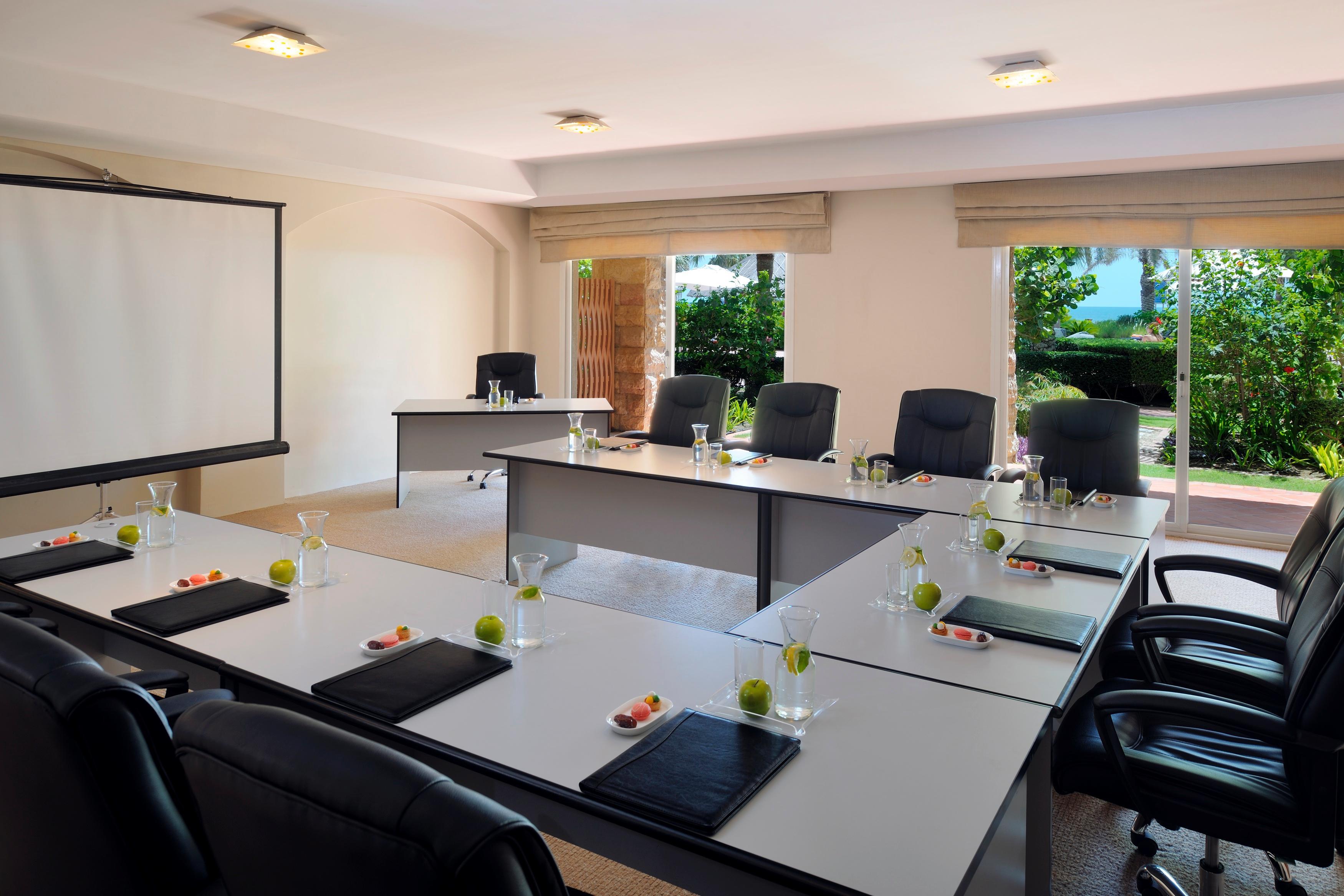 Moevenpick Hotel & Resort Al Bida'A Salmiya Dış mekan fotoğraf Meeting room at the hotel