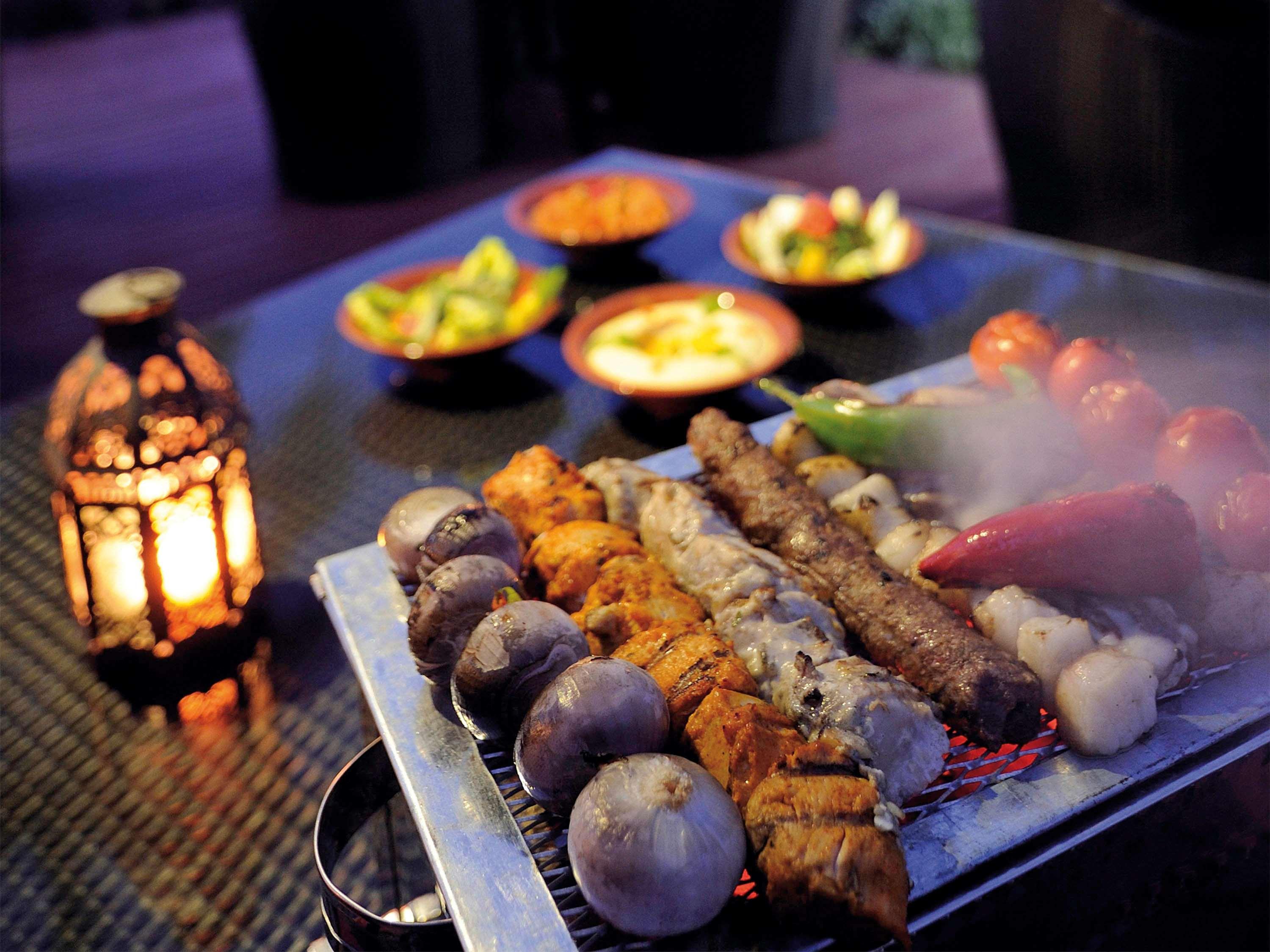 Moevenpick Hotel & Resort Al Bida'A Salmiya Dış mekan fotoğraf A selection of kebabs