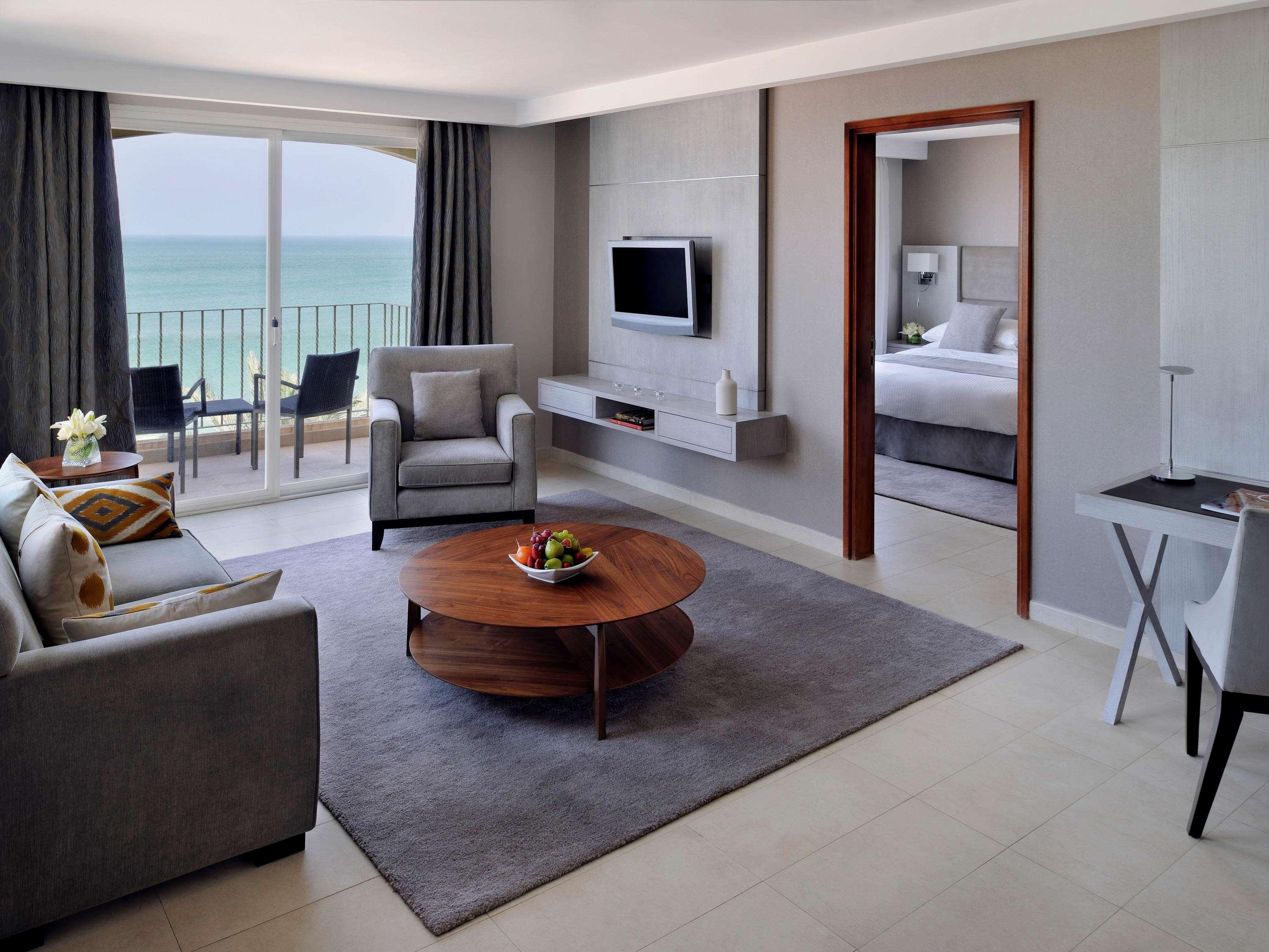 Moevenpick Hotel & Resort Al Bida'A Salmiya Dış mekan fotoğraf A suite at the Jumeirah Beach Hotel