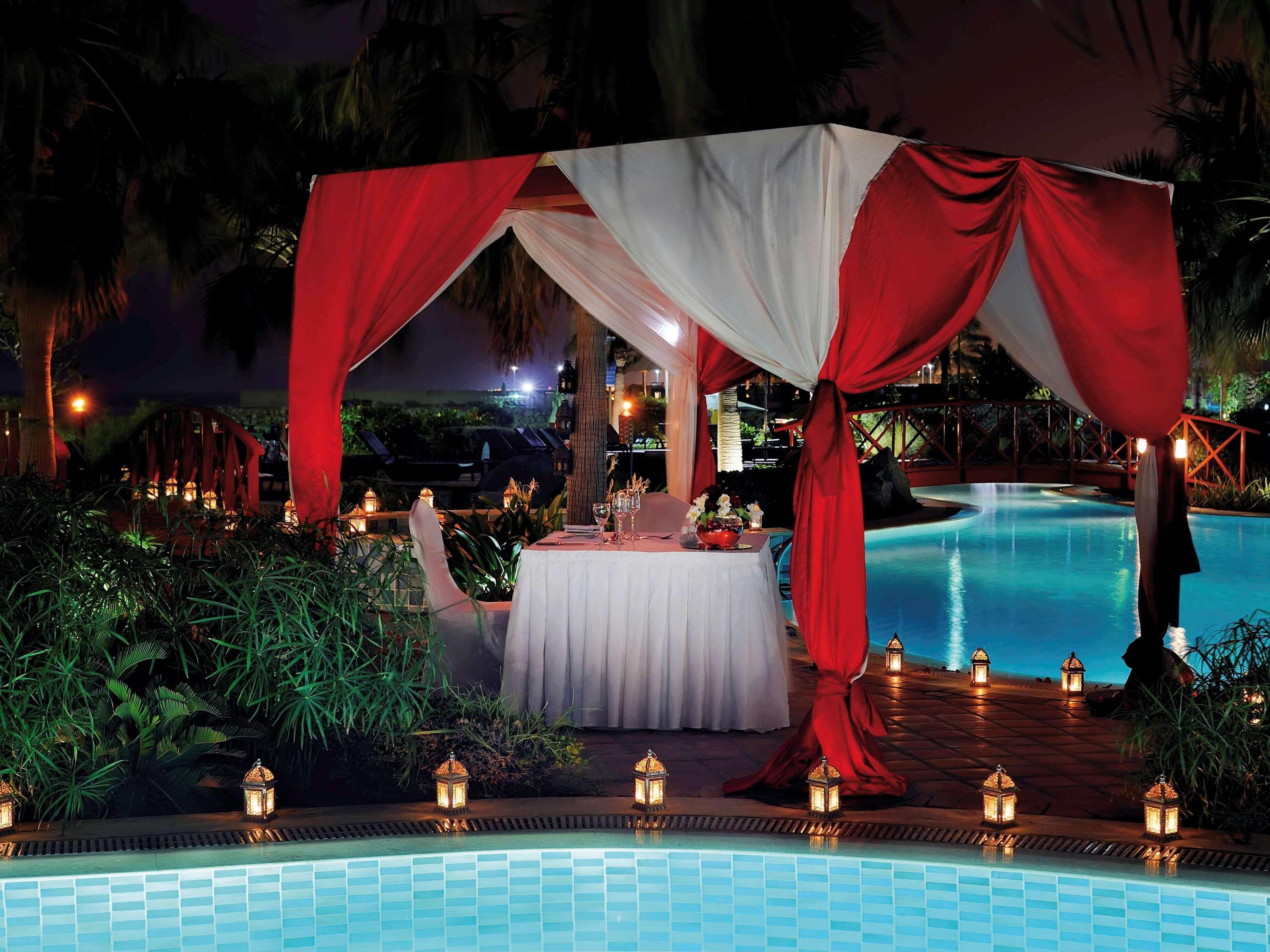 Moevenpick Hotel & Resort Al Bida'A Salmiya Dış mekan fotoğraf A poolside dinner at the Taj Bengal