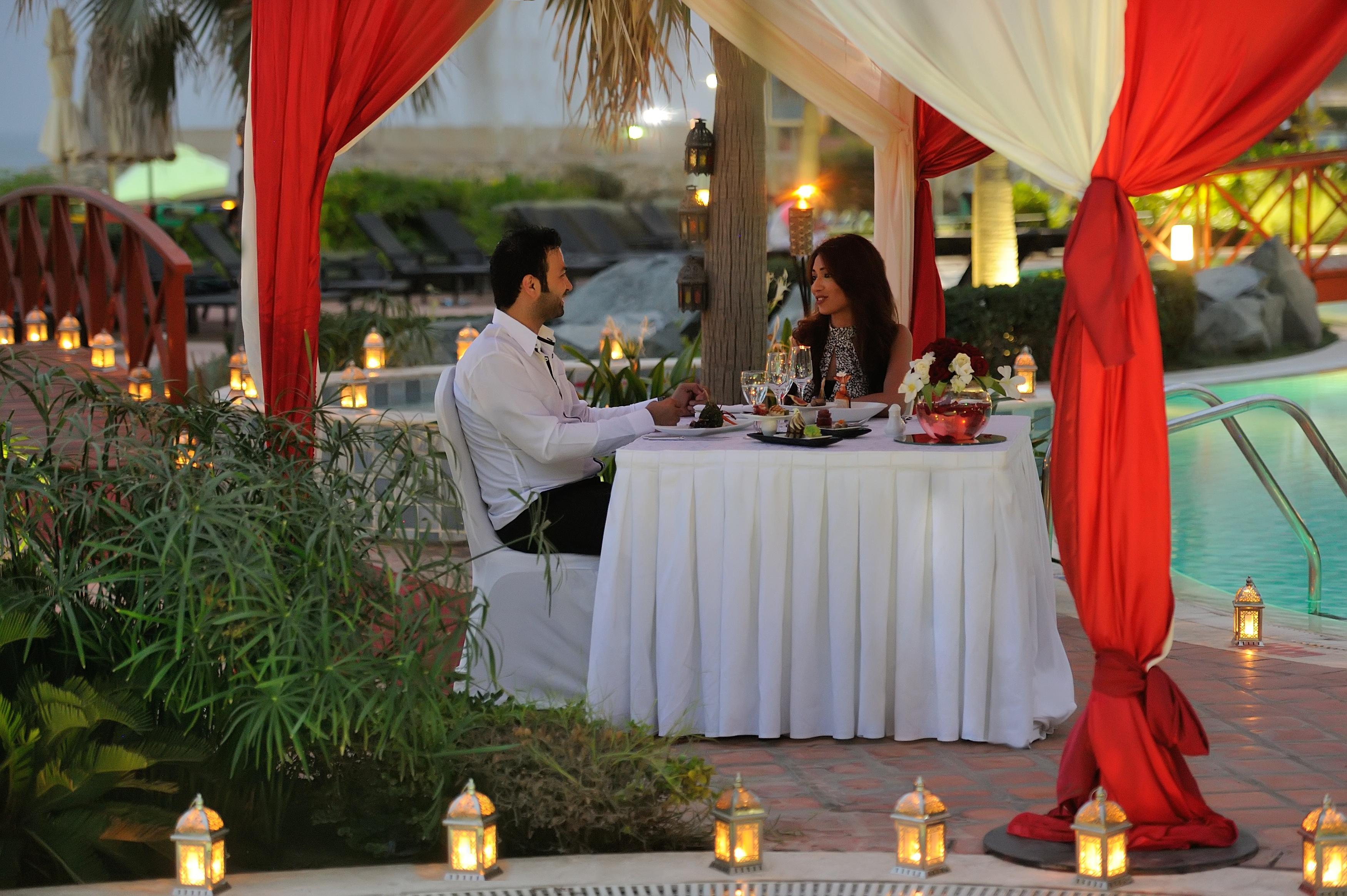 Moevenpick Hotel & Resort Al Bida'A Salmiya Dış mekan fotoğraf A couple dining at the resort