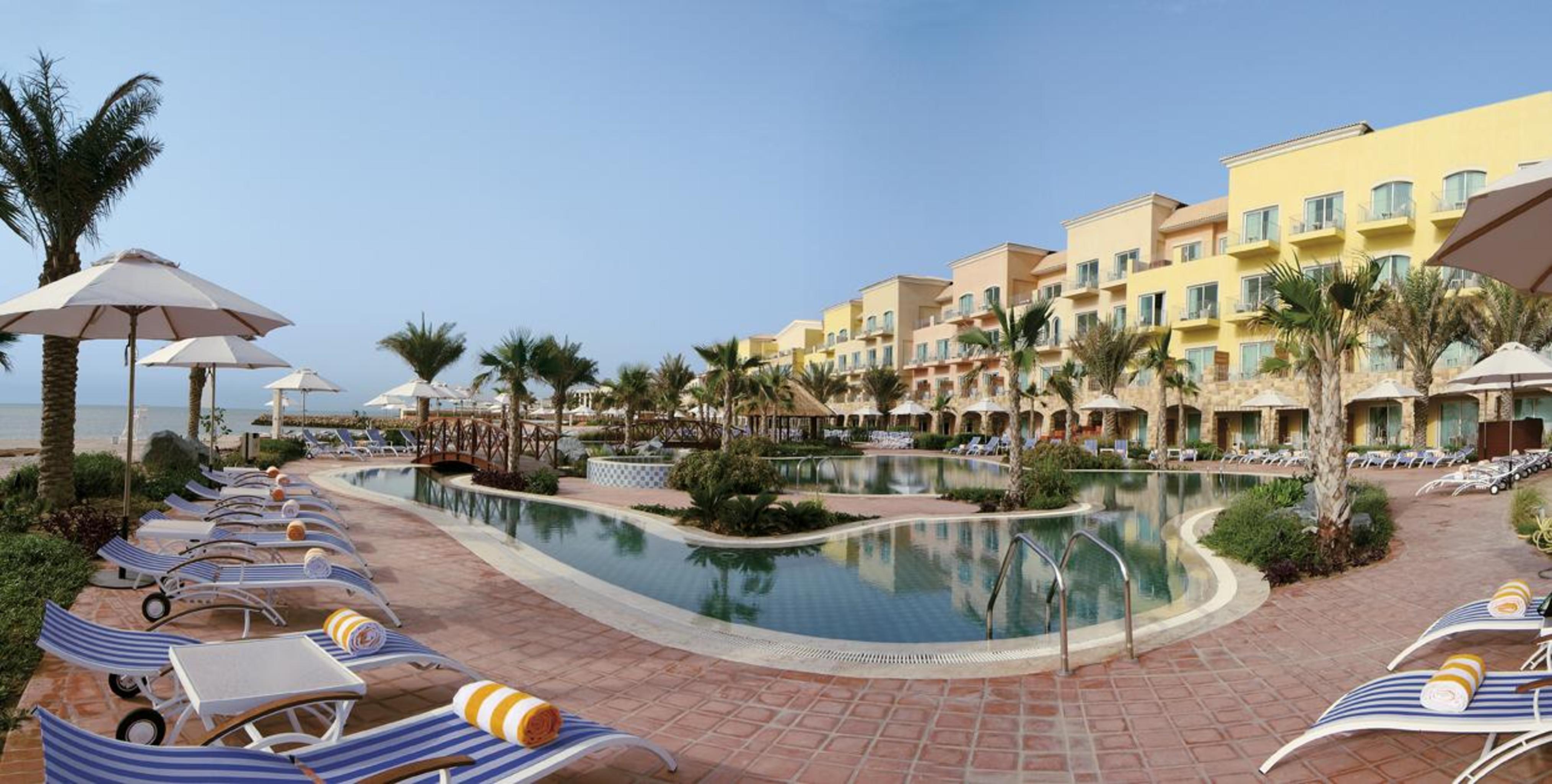 Moevenpick Hotel & Resort Al Bida'A Salmiya Dış mekan fotoğraf The swimming pool at the resort
