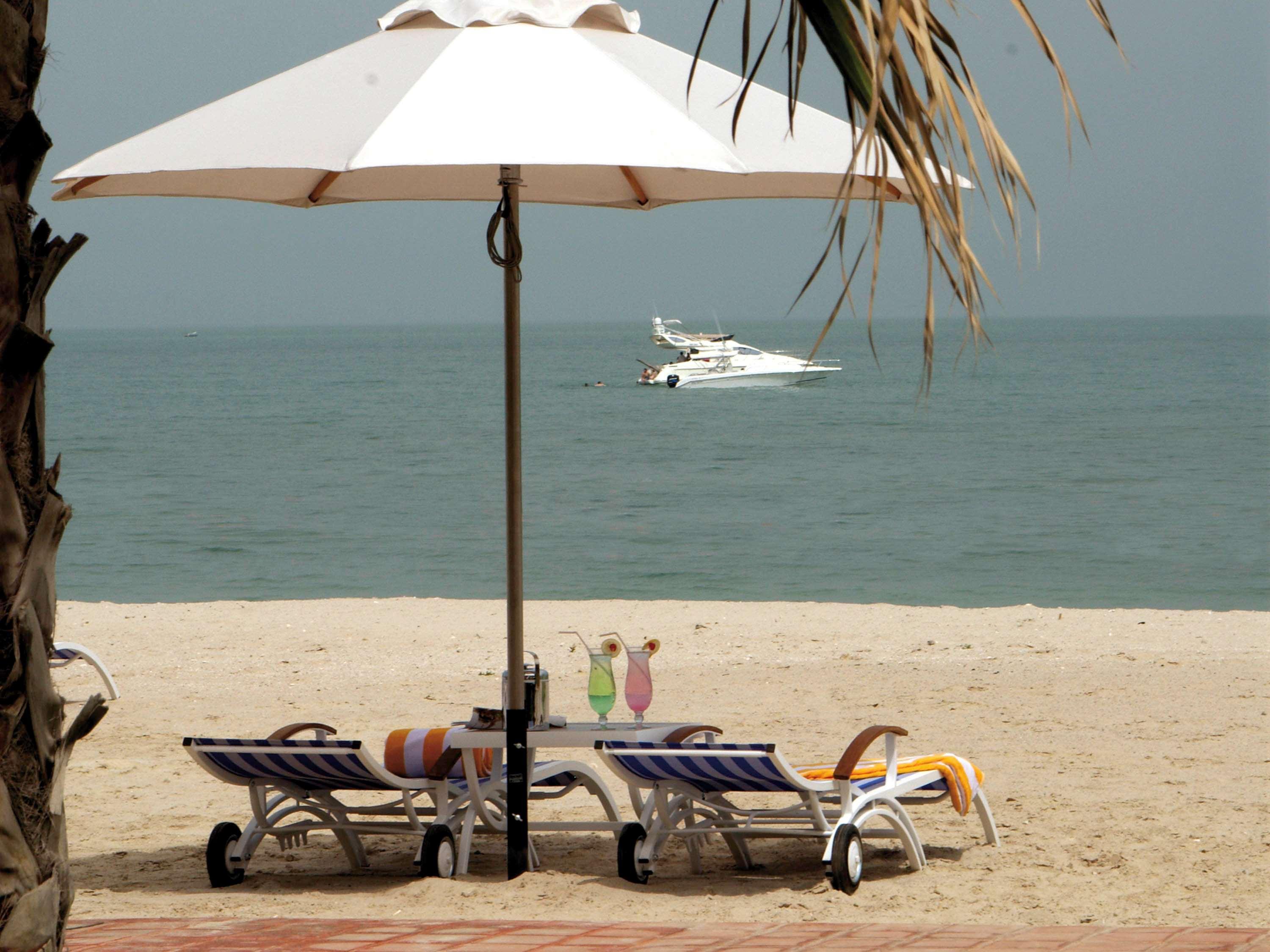 Moevenpick Hotel & Resort Al Bida'A Salmiya Dış mekan fotoğraf Beach at the Palm Beach Hotel