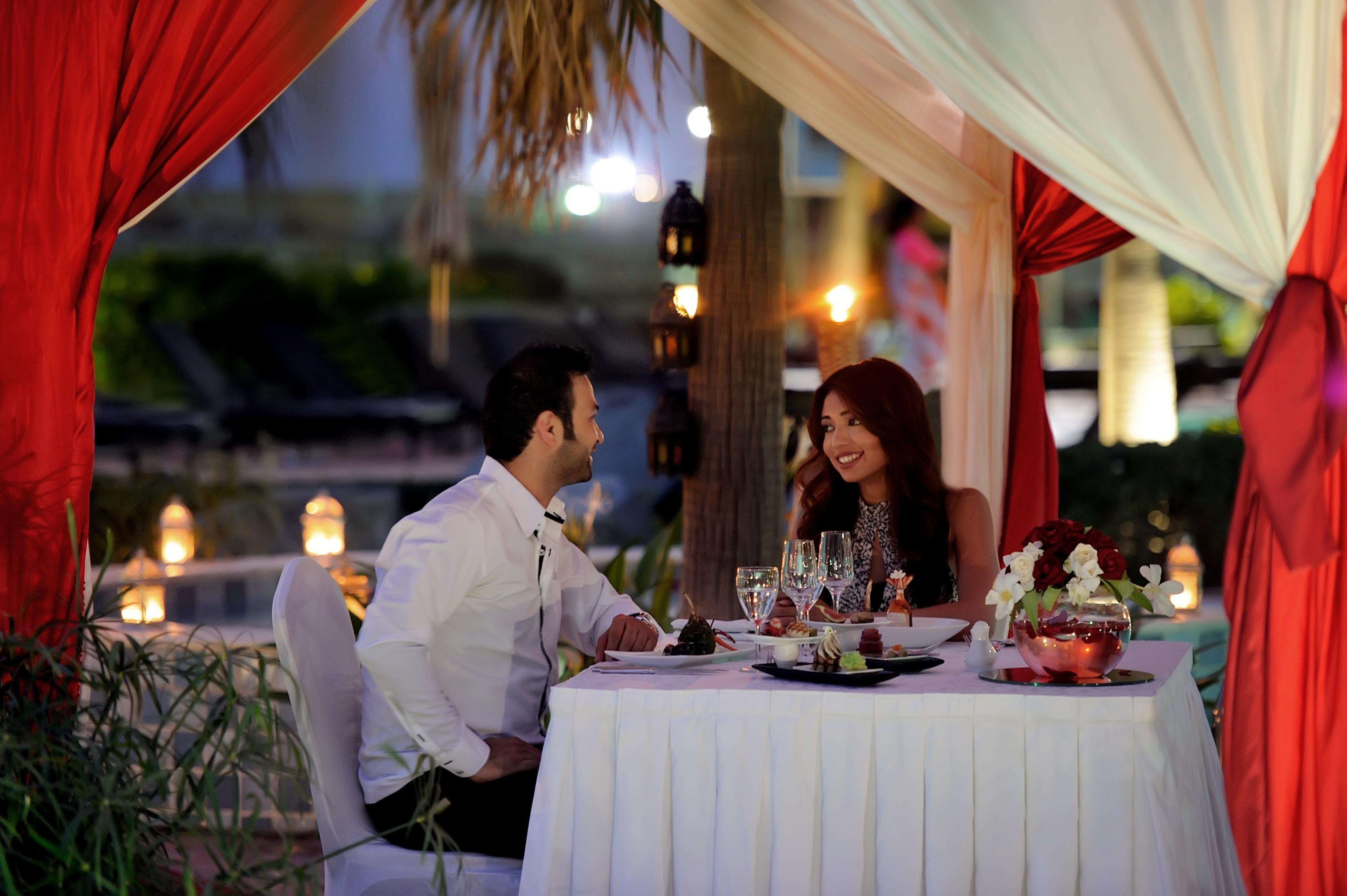 Moevenpick Hotel & Resort Al Bida'A Salmiya Dış mekan fotoğraf A couple dining at a restaurant